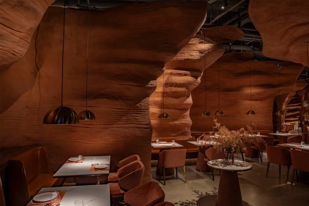 彭厨深圳餐饮空间设计，让你穿梭在原始峡谷之中